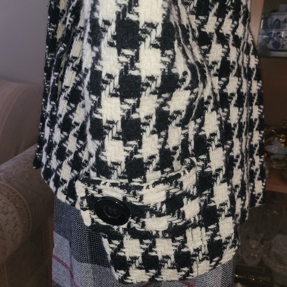 Classic houndstooth print wool coat. - Picture 3 of 4